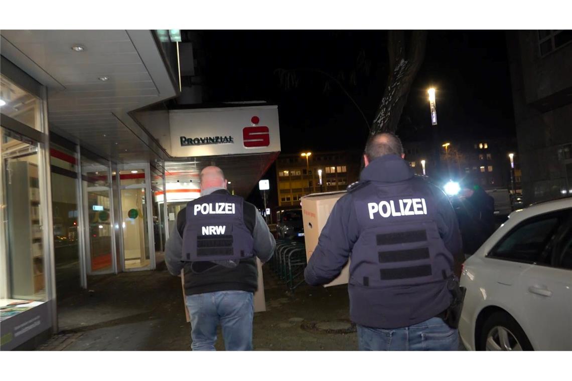 Nach dem spektakulären Sparkassen-Einbruch in Gelsenkirchen versuchen Trittbrettfahrer, mit Betrugsanrufen die Verunsicherung auszunutzen