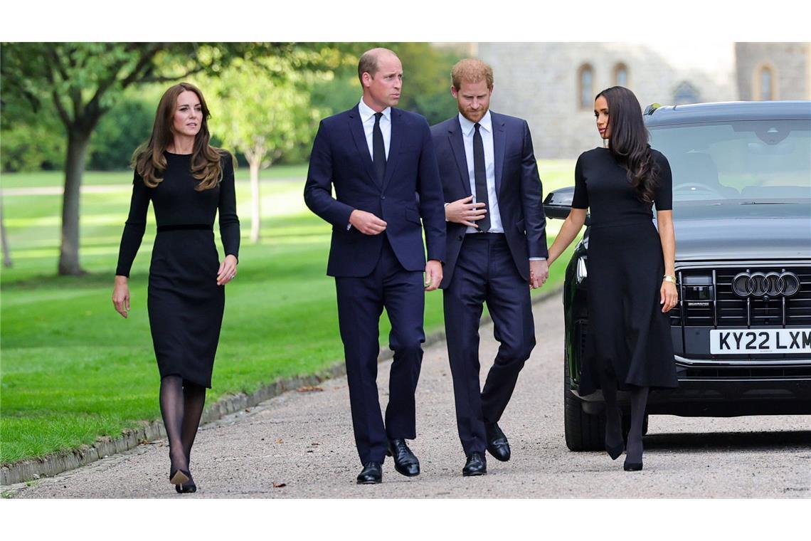 Fünf Jahre „Megxit“ – und kaum Aussicht auf Versöhnung Nach dem Tod der Queen zeigten sich Prinzessin Kate, Prinz William, Prinz Harry und Herzogin Meghan (von links) in Windsor der Menge – ein Moment, der keinem von ihnen behagte.