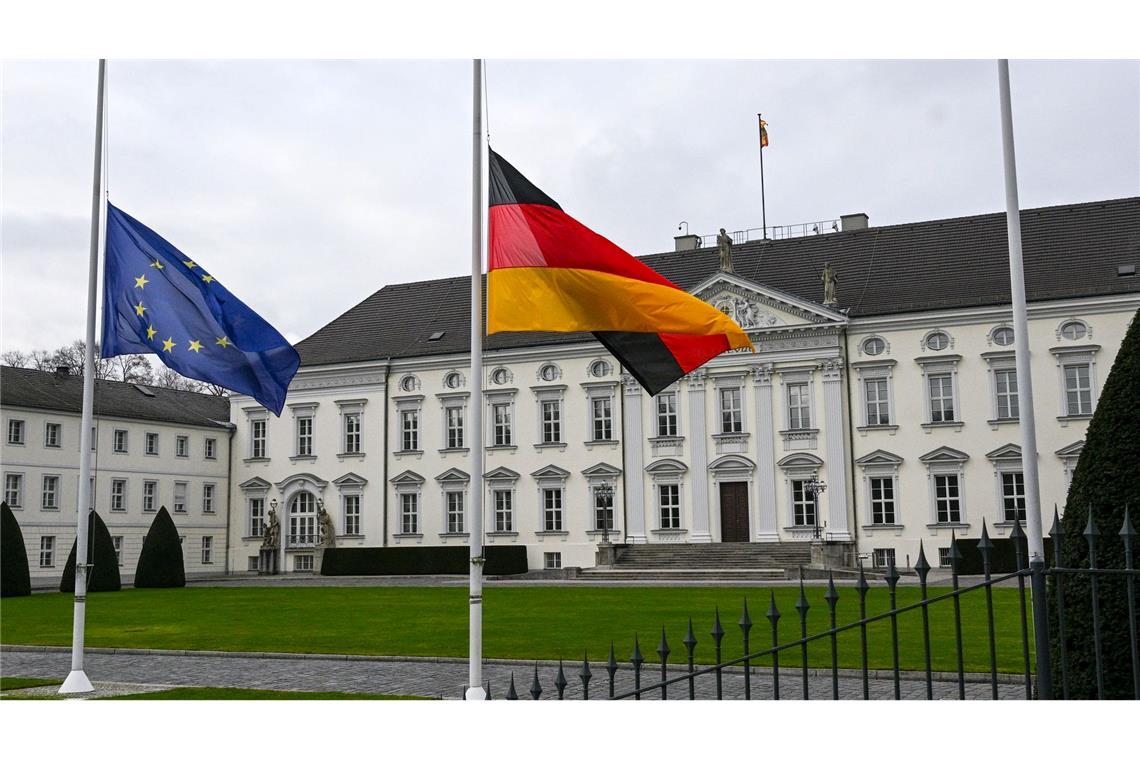 "Aufrichtiger Demokrat" - Ex-Bundespräsident Köhler ist tot Nach dem Tod des früheren Bundespräsidenten Köhler wehen die Fahnen vor Schloss Bellevue auf Halbmast.