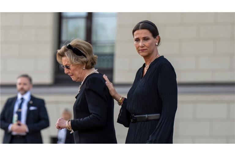 Nach dem Tod von König Harald: 31.08.2026, Norwegen, Oslo: Königin Sonja und Prinzessin Märtha Louise stehen auf dem Schlossplatz. König Harald V. ist am 28.08.2026 im Alter von 89 Jahren gestorben. Foto: Cornelius Poppe/NTB/dpa +++ dpa-Bildfunk +++