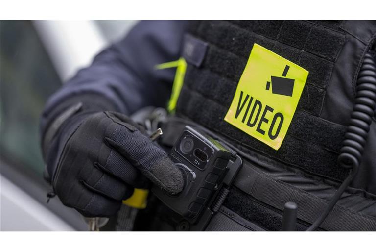 Nach dem tödlichen Angriff auf einen Zugbegleiter in Rheinland-Pfalz macht sich der Betriebsratschef im DB-Regionalverkehr für Bodycams mit Tonfunktion stark. (Symbolbild)
