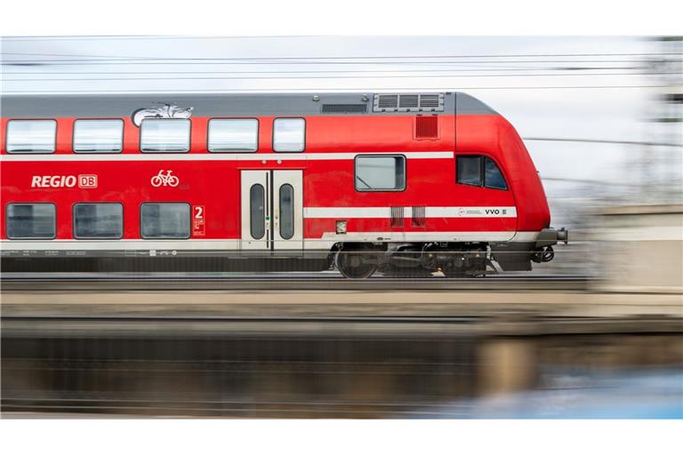 Nach dem tödlichen Angriff auf einen Zugbegleiter sollen Doppelbesetzungen für mehr Sicherheit im Zug sorgen. (Symbolbild)