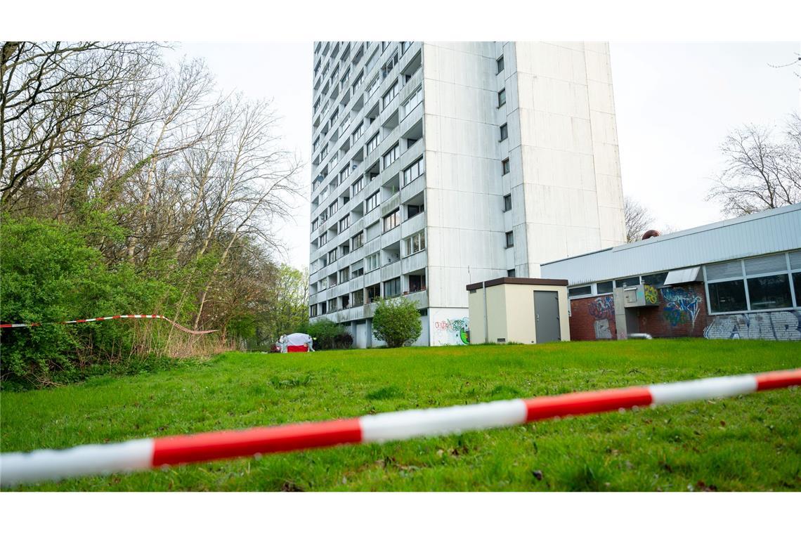 15-Jähriger vom Balkon in den Tod gestürzt - Festnahmen Nach dem tödlichen Sturz eines Jugendlichen aus einem Hochhaus hat die Polizei Absperrband angebracht.