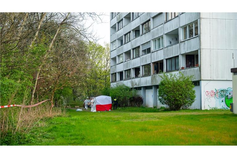 Nach dem tödlichen Sturz eines Jugendlichen untersuchen Ermittler die Umgebung des Hochhauses ab.