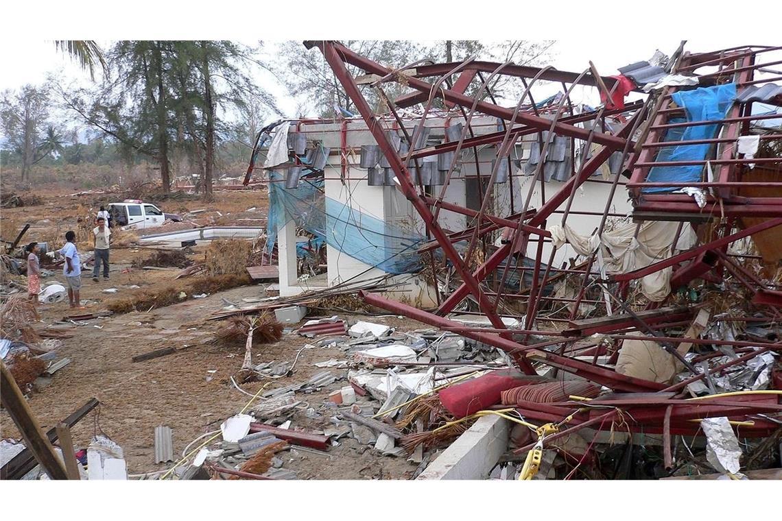 "Das Wasser kommt": 20 Jahre nach der Tsunami-Katastrophe Nach dem Tsunami ist vom Haus von Frank "Franky" Wetzig in Khao Lak so gut wie nichts mehr übrig. (Archivbild)