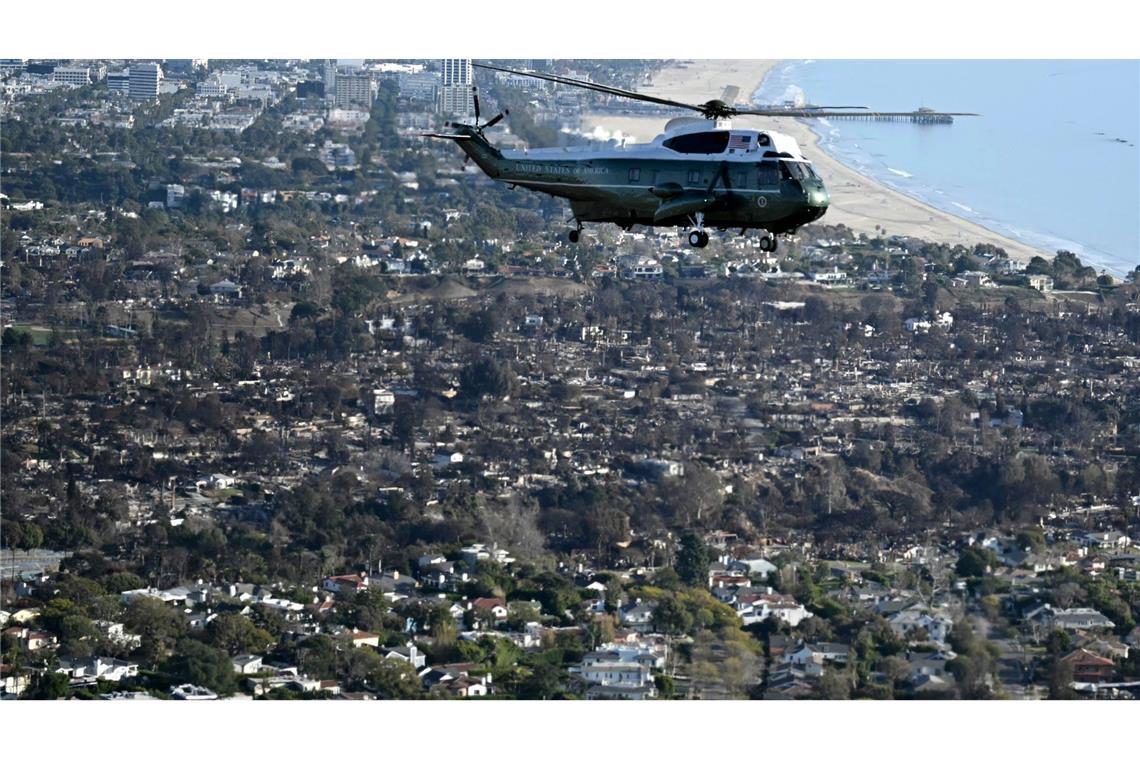 "Es ist verheerend": Trump zeigt sich in LA als Kümmerer Nach dem Überflug über die Brandgebiete zeigte sich Trump schockiert.