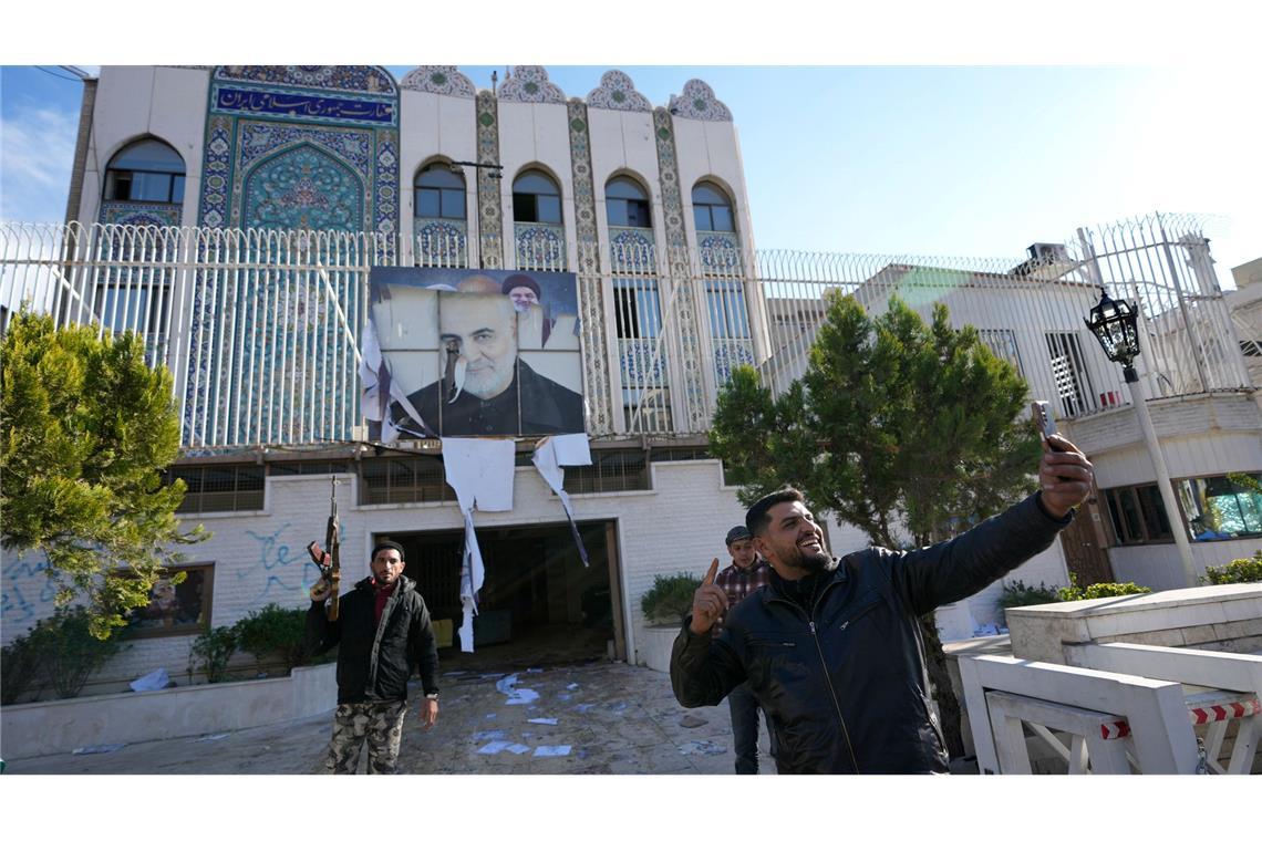 Was bedeutet Assads Sturz für Irans "Widerstandsachse"? Nach dem Umsturz in Syrien stürmten Aufständische die iranische Botschaft in Damaskus. Teheran steht nach dem Sturz von Baschar al-Assad vor einem neuen Dilemma. (Archivbild)