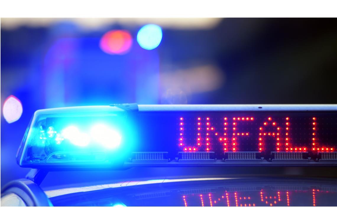 Laster kommt bei Crailsheim von Straße ab – Verkehrseinschränkungen auf A6 Nach dem Unfall musste ein Abschleppdienst den Lastwagen bergen. (Symbolbild)