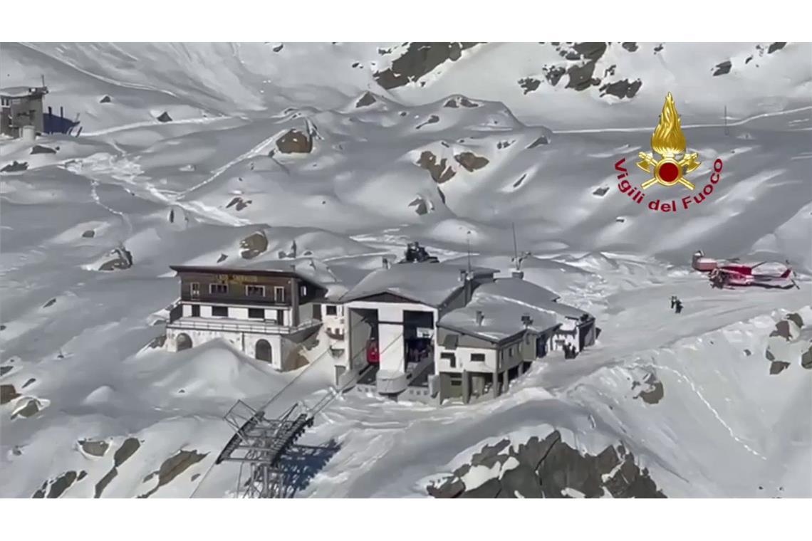 Nach dem Unfall mussten fast 100 Menschen aus dem Skigebiet evakuiert werden.