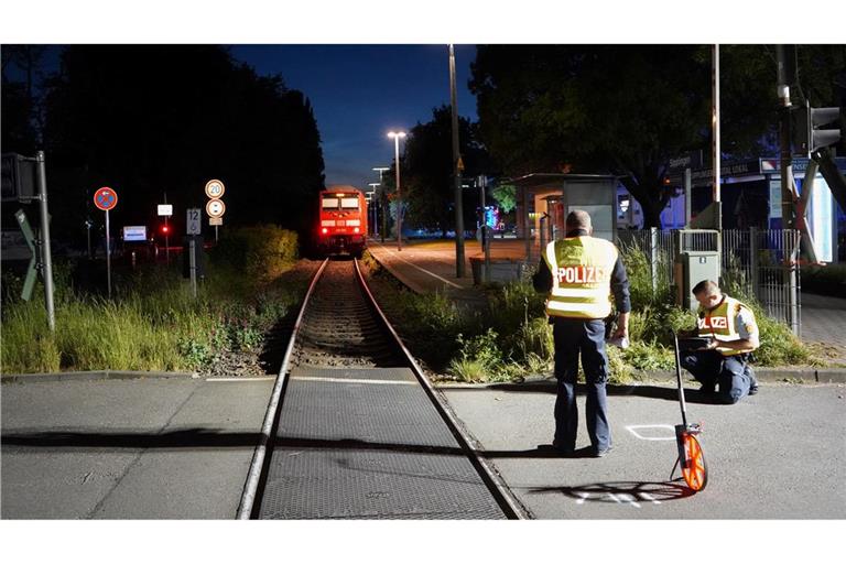 Nach dem Unfall vermessen Polizisten die Unglücksstelle.