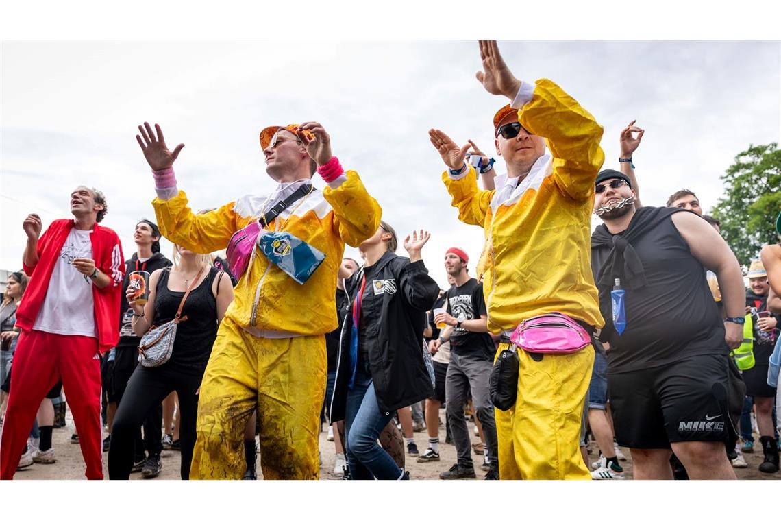 Festivaltag zwei: Regen bei Rock im Park, Wolken am Ring Nach dem vielen Regen tanzten viele Fans im Matsch.