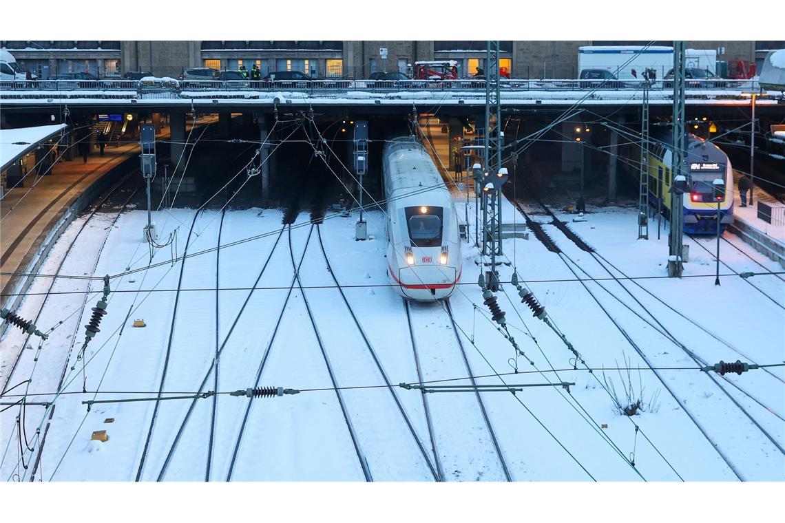 Nach dem zeitweisen Stilstand im Fernverkehr in Norddeutschland sind die Züge inzwischen wieder unterwegs. (Archivbild)