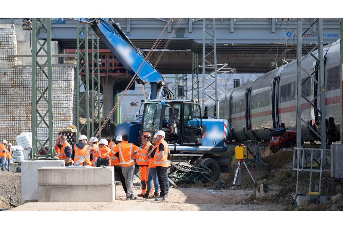 Nach dem Zusammenstoß eines ICE mit einem Baggerarm muss die Höhe des Sachschadens noch ermittelt werden.