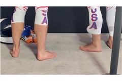 Nach dem zweiten Lauf im Zweier geben die US-Amerikaner Interviews ohne Schuhe.