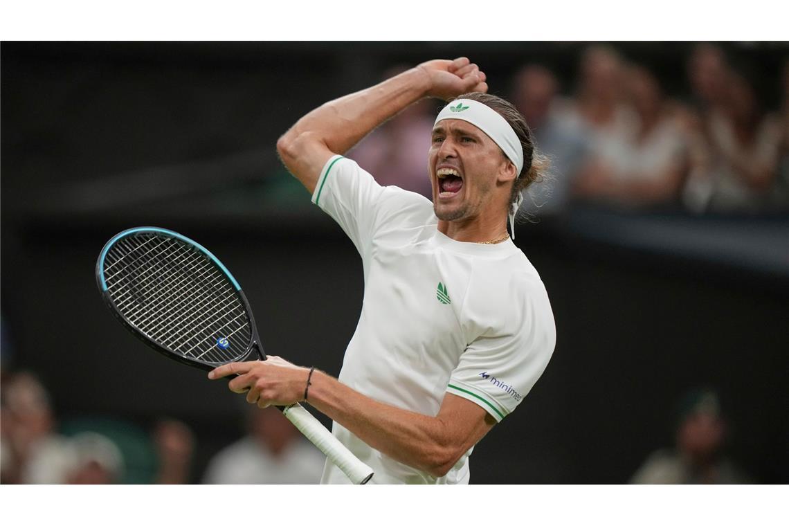 Nach Wimbledon-Sperrstunde: Zverev will Aus verhindern Nach dem zweiten Satz jubelte Alexander Zverev befreit.