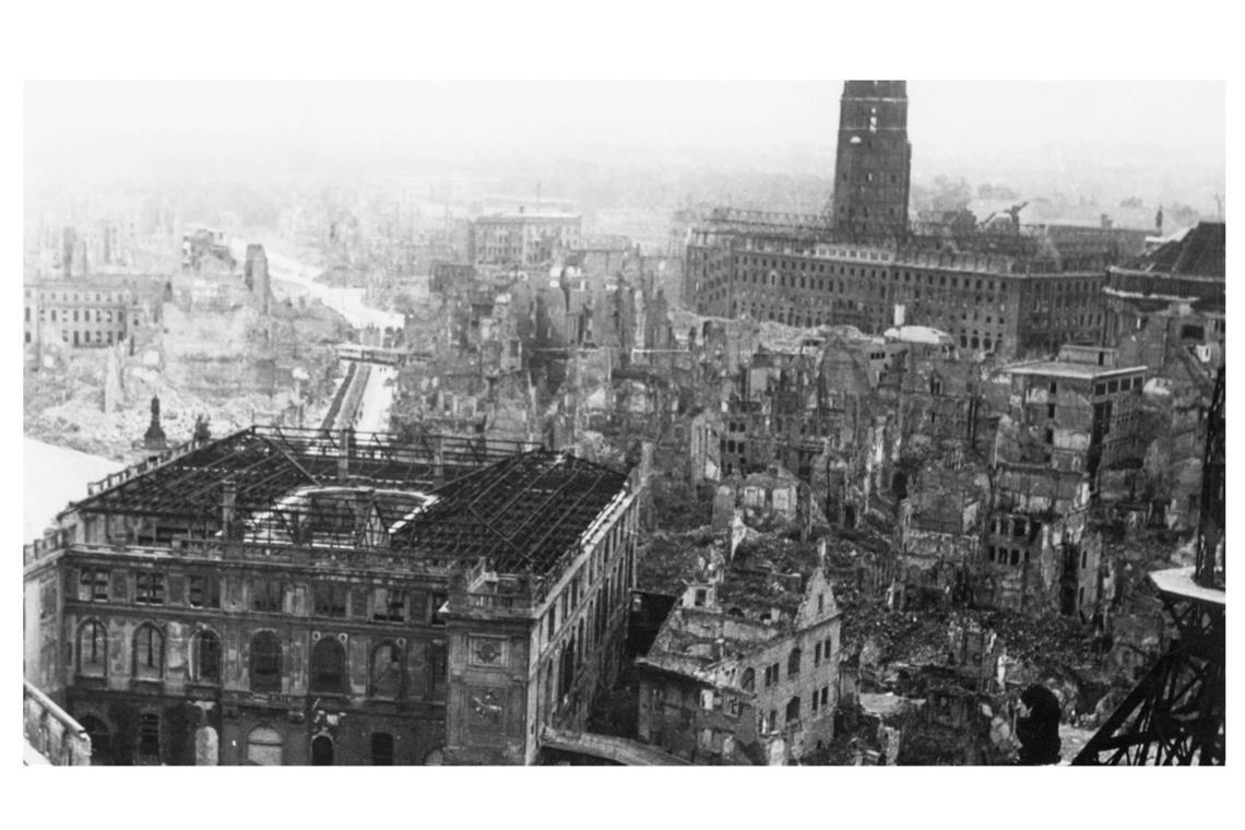 Vor 80 Jahren wurde Dresden im Feuersturm eingeäschert Nach den alliierten Bombenangriffen vom Februar 1945 war das einstige Elbflorenz einen Schuttlandschaft.