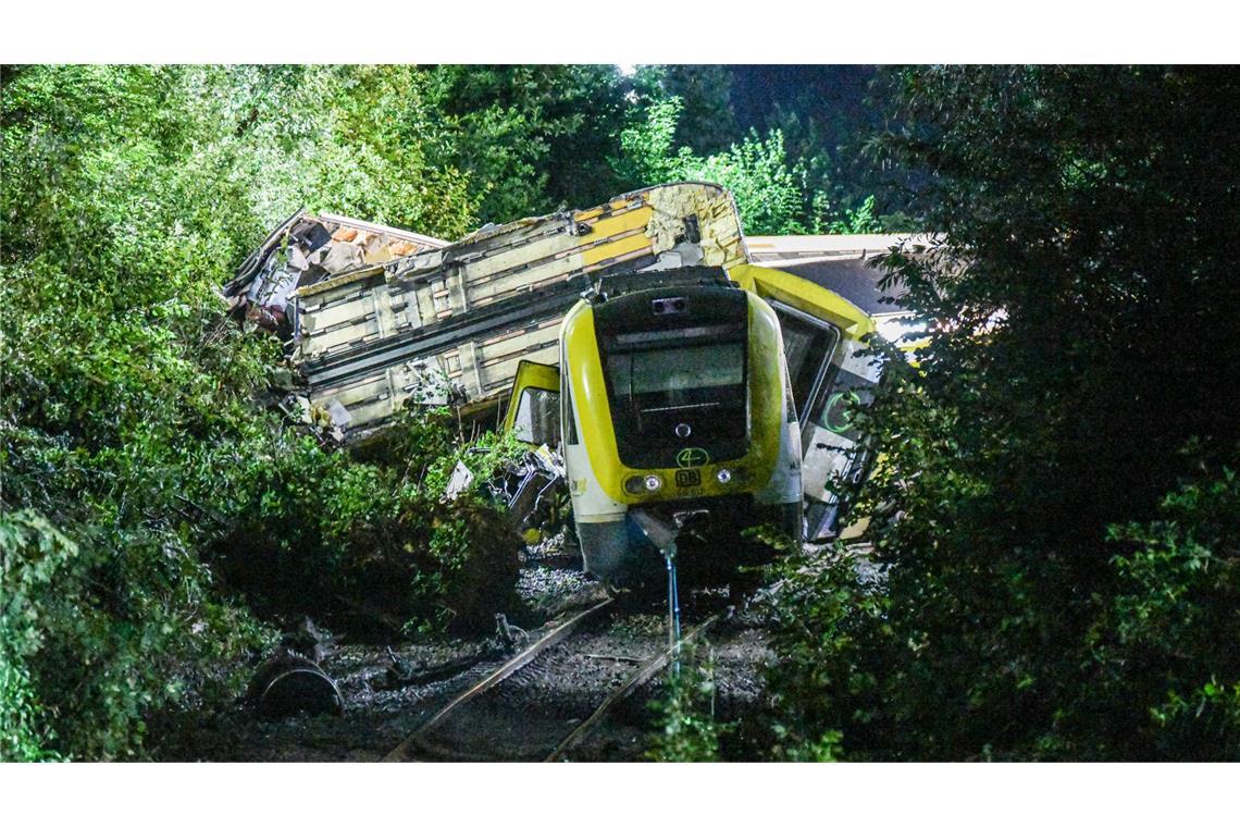 Experten begutachten Strecke nach Zugunglück Nach den Bergungsarbeiten wird die Strecke auf weitere Schäden untersucht (Archivbild).