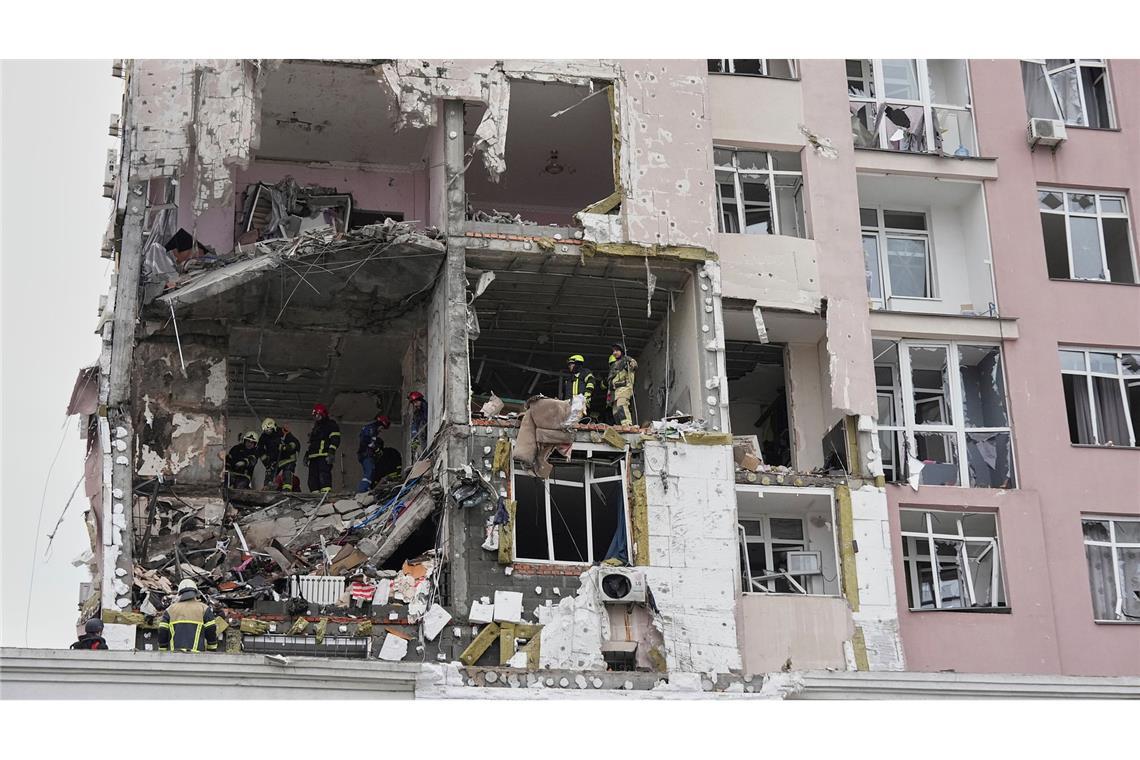 Nach den neuen russischen Angriffen sind in Tausenden Haushalten in Kiew Strom und Heizung ausgefallen.