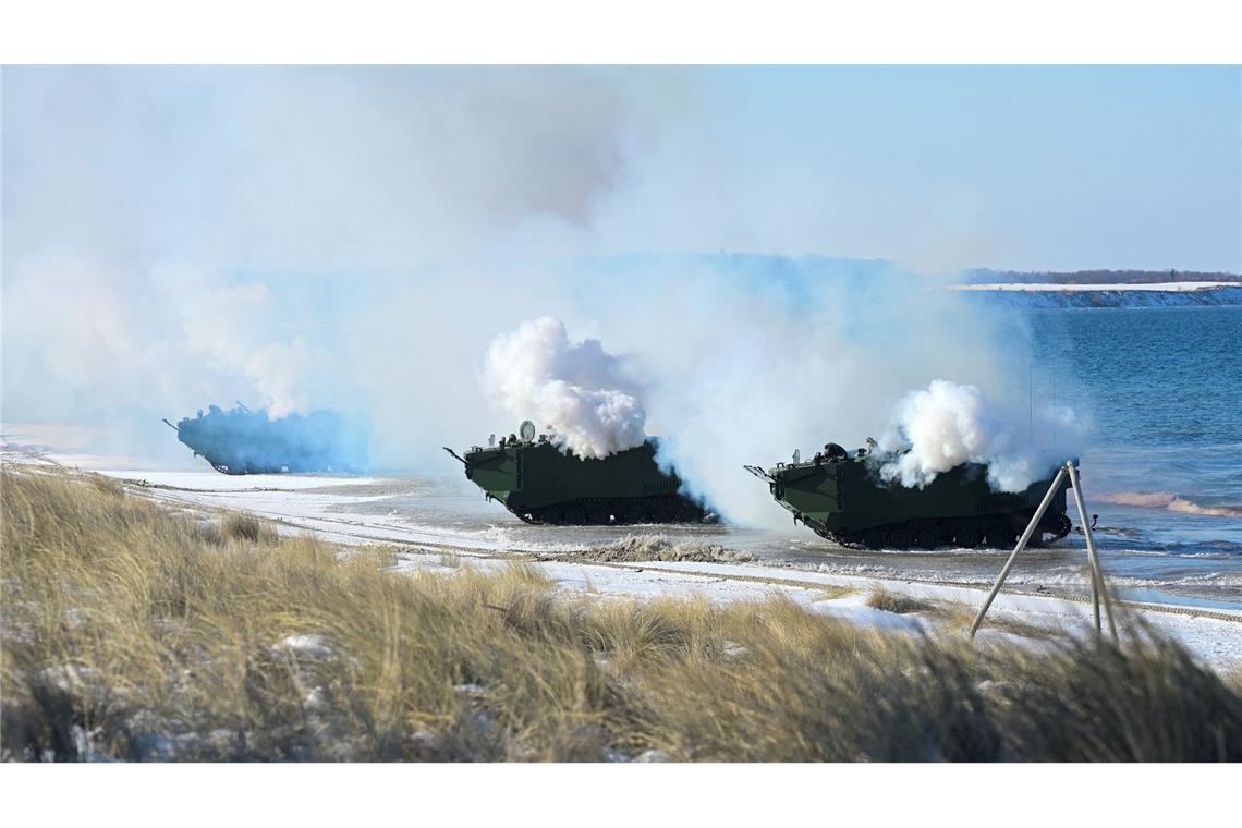 Nach den Tauchern kommen Spezialkräfte auf Schnellbooten an.