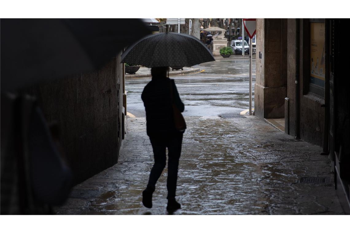 Erneut Unwetter in Spanien – Höchste Warnstufe in einigen Regionen Nach den Überflutungen in Valencia trifft Spanien erneut ein Tiefdruckgebiet. Über Mallorca gab es am Dienstag starke Regenfälle.
