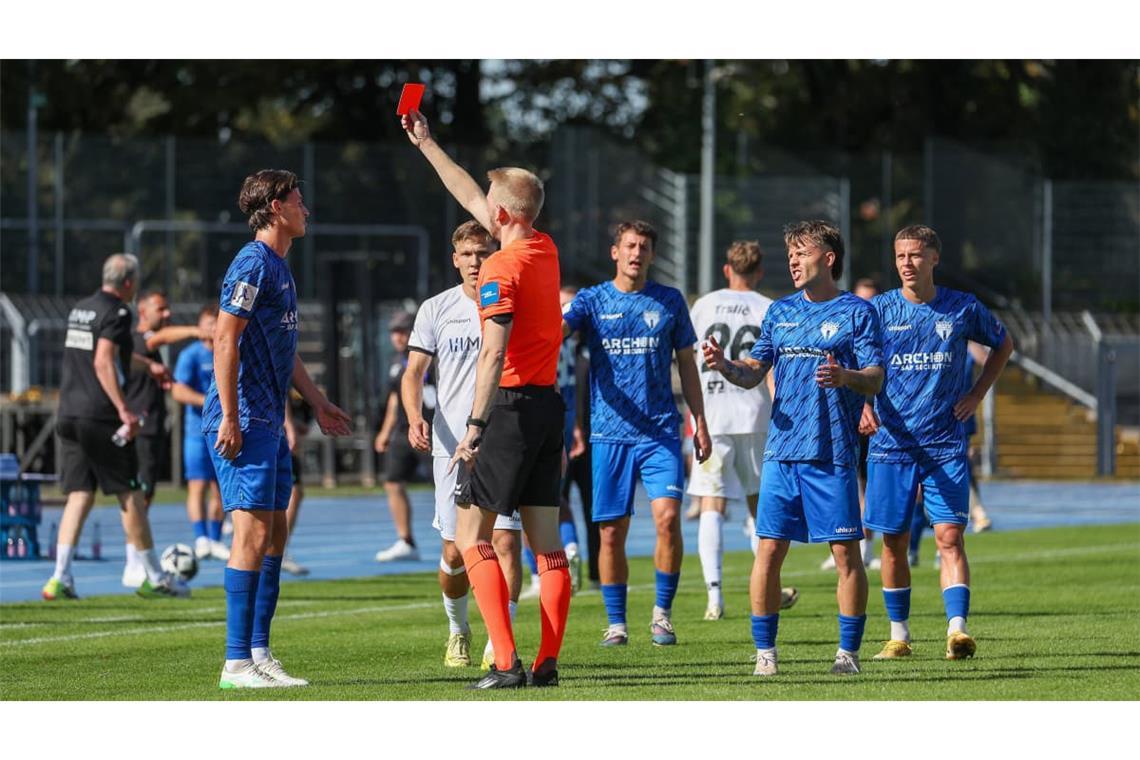 Nach der 22. Minute standen nur noch 20 Akteure auf dem Feld&nbsp;– beide Teams kassierten eine rote Karte.