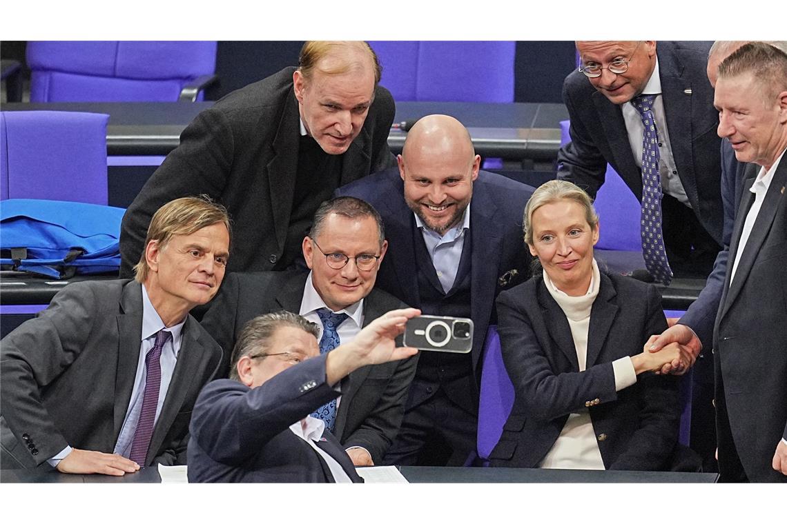 Abstimmungen zu Migration: Jeder Zweite sieht kein Problem Nach der Abstimmung am Mittwoch war die Stimmung bei der AfD-Fraktion gut.