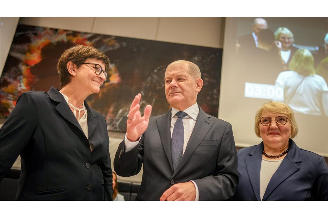 Scholz lässt SPD-Chefin stehen - und findet das "peinlich" Nach der Abstimmung redeten SPD-Chefin Esken (links) und Kanzler Scholz dann doch noch miteinander.