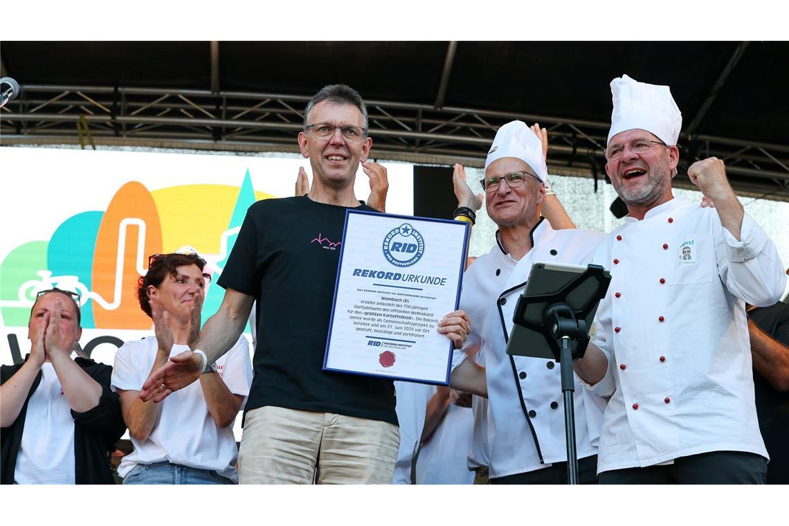 Wombacher kochen 465 Kilogramm schweren Rekord-Kloß Nach der Aktion gab es eine Urkunde für den Rekord.