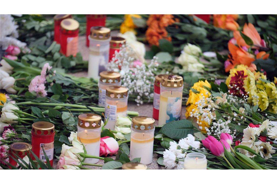 Nach der Amokfahrt mit zwei Toten: Passanten haben Blumen im Stadtzentrum von Leipzig niedergelegt.