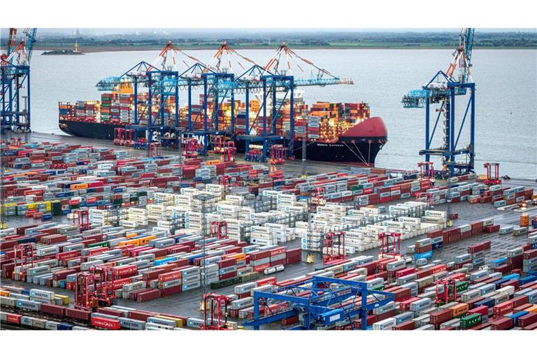 Nach der Ankunft des ersten Vollcontainerschiffs in Bremen wurde der Bau des Containerhafens in Bremerhaven vorbereitet. (Archivbild)