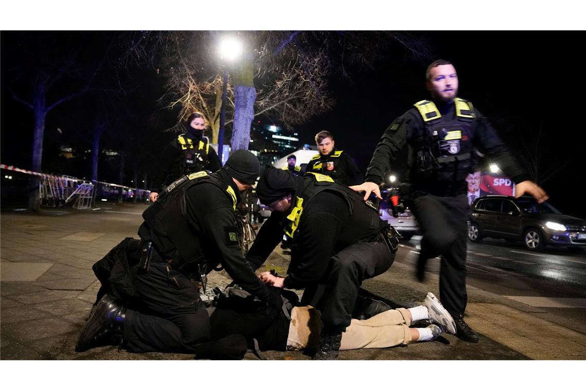 Blut an den Händen: Attacke am Holocaust-Denkmal Nach der Attacke am Holocaust-Denkmal in Berlin hat die Polizei einen Verdächtigen festgenommen.