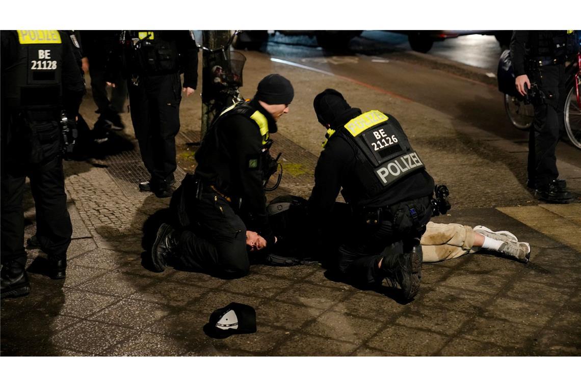 Blut an den Händen: Attacke am Holocaust-Denkmal Nach der Attacke am Holocaust-Denkmal in Berlin hat die Polizei einen Verdächtigen festgenommen.