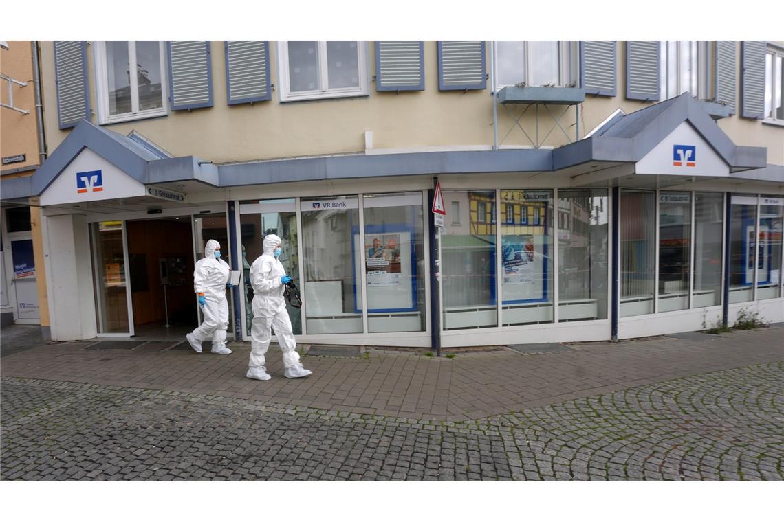 Nach der Befreiung von zwei Personen ist die Spurensicherung im Einsatz.