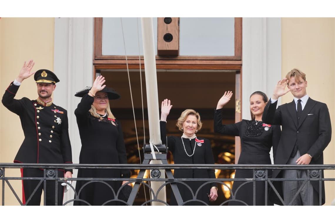 Nach der Beisetzung zeigt sich die engste Königsfamilie noch einmal gemeinsam auf dem Balkon des Schlosses: König Haakon VIII., Königin Mette-Marit, Königin Sonja, Kronprinzessin Ingrid Alexandra und Prinz Sverre Magnus winken den Menschen vor dem Palast zu.