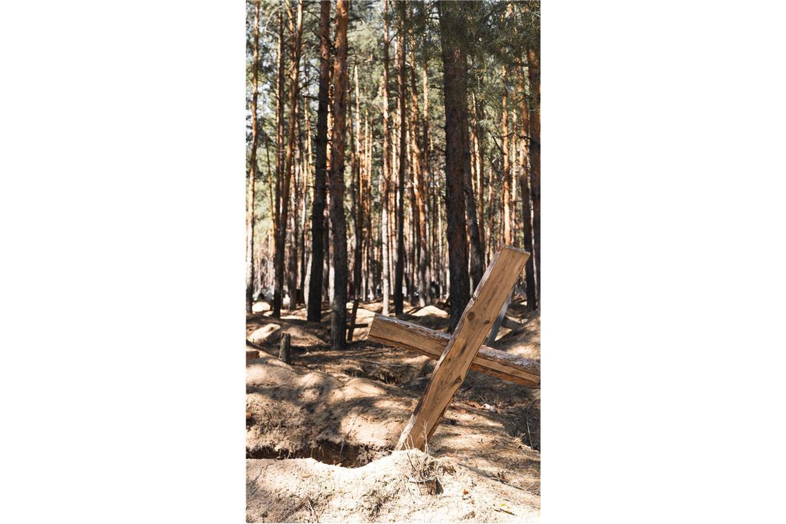 Zwei Wochen Luftalarm Nach der Besatzung haben ukrainische Soldaten in einem Wald bei Isjum ein Massengrab entdeckt. Über 400 Leichen wurden hier gefunden.