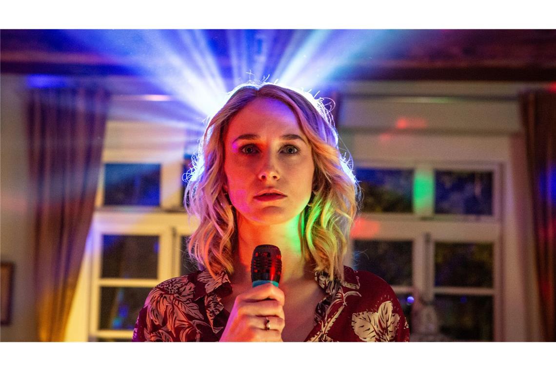 Mord an Heiligabend Nach der Bescherung wirft Tochter Fabienne (Pia Barucki) die Karaoke-Maschine an.