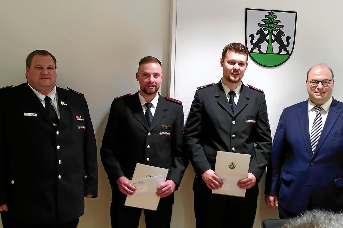 Stabwechsel bei der Feuerwehr Kirchenkirnberg Nach der Bestätigung im Murrhardter Gemeinderat (von links): Stefan Krehan, Kommandant der Feuerwehr Murrhardt, Yannik Traub, stellvertretender Abteilungskommandant Kirchenkirnberg, Lenny Stürtz, Abteilungskommandant Kirchenkirnberg, und Bürgermeister Armin Mößner. Foto: Christine Schick