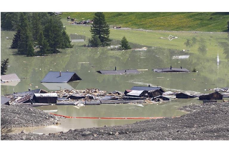 Nach der Bildung eines Sees auf den letzten Häusern des Dorfes Blatten wurden Rückhaltedämme für das Wasser der Lonza errichtet, das über Schlamm und Stein fließt.