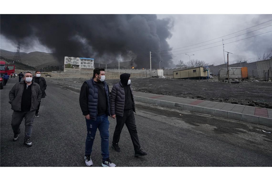 Nach der Bombardierung eines Öllagers durch Israel hat sich der Himmel in Teilen Teherans verdunkelt.