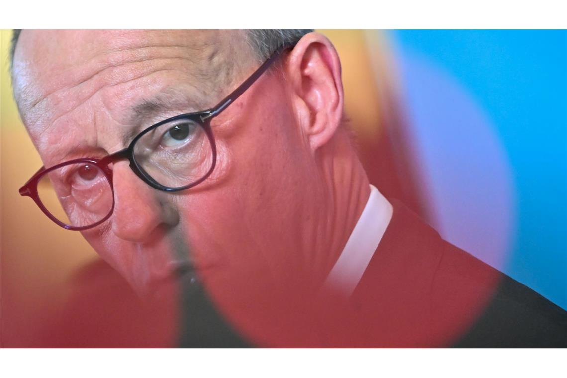 Bilder des Tages Nach der Bundestagswahl - Friedrich Merz, CDU-Bundesvorsitzender und CDU/CSU-Fraktionsvorsitzender im Bundestag, gibt vor der konstituierenden Sitzung der neuen Unionsfraktion im Bundestag ein Statement.