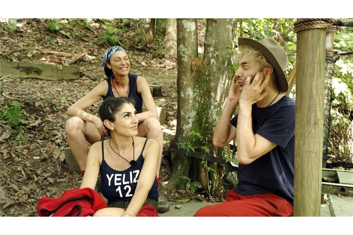 Tränen und pürierte Hühnerfüße Nach der Dschungelprüfung auf dem Weg zurück ins Camp. Lilly Becker (oben), Yeliz Koc, Sam Dylan