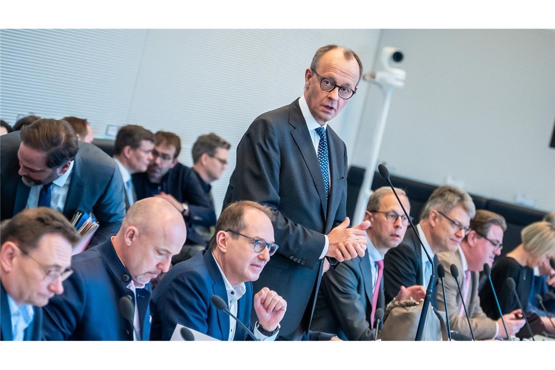 Neuer Gesetzentwurf zum Finanzpaket liegt vor Nach der Einigung von Union, SPD und Grünen liegt nun ein neuer Gesetzentwurf für das geplante Multimilliarden-Finanzpaket vor.