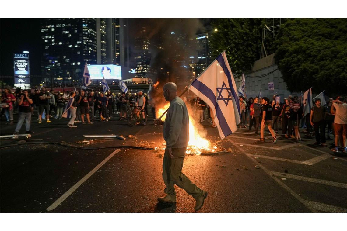 Präsident Herzog: Israels Sicherheit steht an erster Stelle Nach der Entlassung von Verteidigungsminister Galant gingen in Israel zahlreiche Menschen gegen die Regierung von Ministerpräsident Netanjahu auf die Straße.
