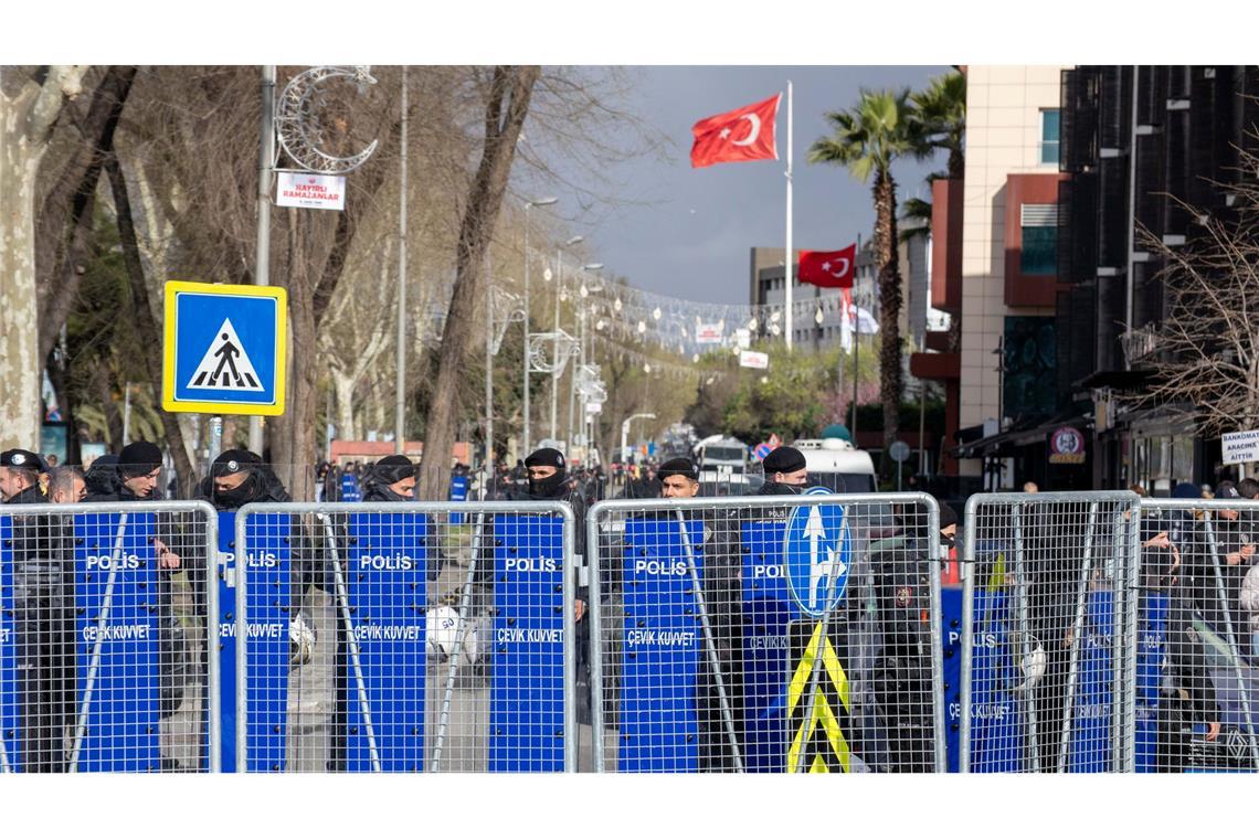 Türkei: Online-Medien nach Imamoglus Festnahme eingeschränkt Nach der Festnahme Imamoglus wurden auch Straßen in Istanbul gesperrt.