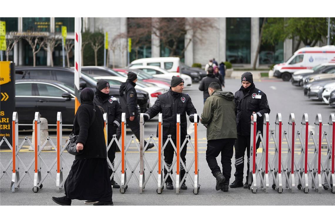 Türkei: Online-Medien nach Imamoglus Festnahme eingeschränkt Nach der Festnahme Imamoglus wurden auch Straßen in Istanbul gesperrt.