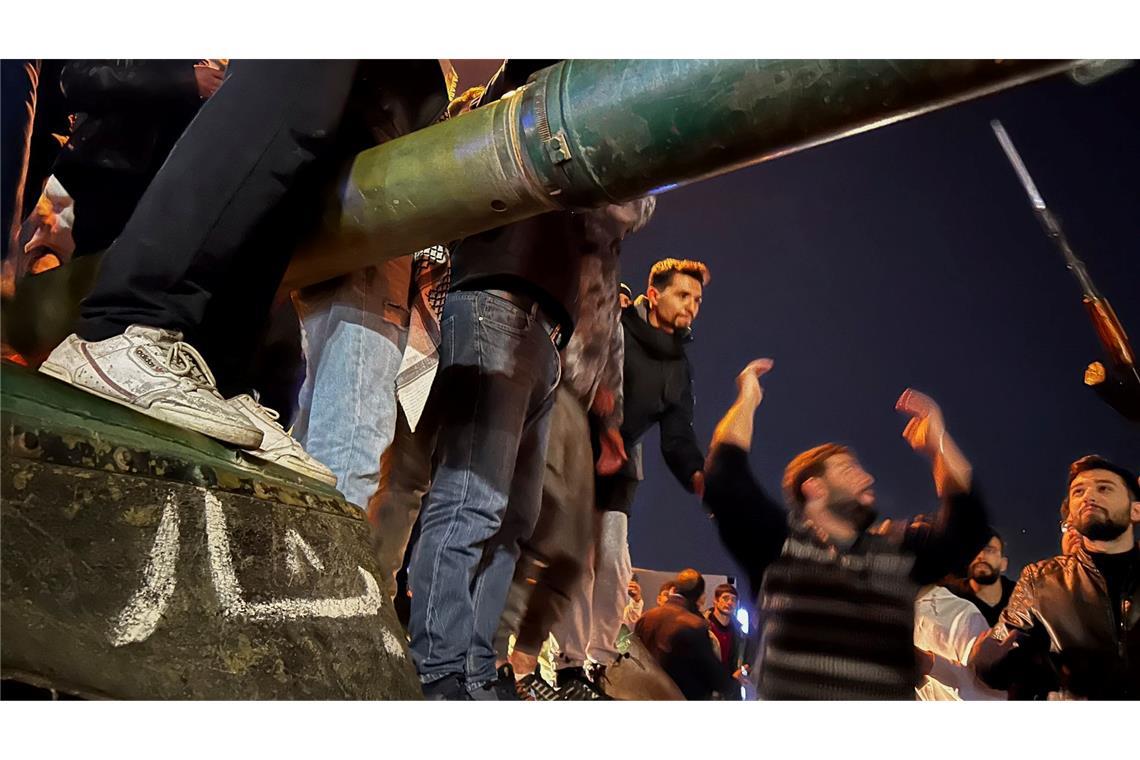 Rebellen übernehmen Kontrolle über Damaskus - Assad flieht Nach der Flucht von Assad feiern Bürger in Damaskus.