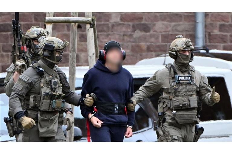 Nach der Haftprüfung beim Bundesgerichtshof in Karlsruhe wird eine Person zu einem Hubschrauber gebracht.