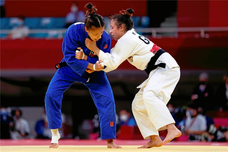 Nach der halbjährigen Wettkampfpause packt es Katharina Menz (rechts) nun wieder an und kehrt auf die Judomatte zurück. Foto: Imago