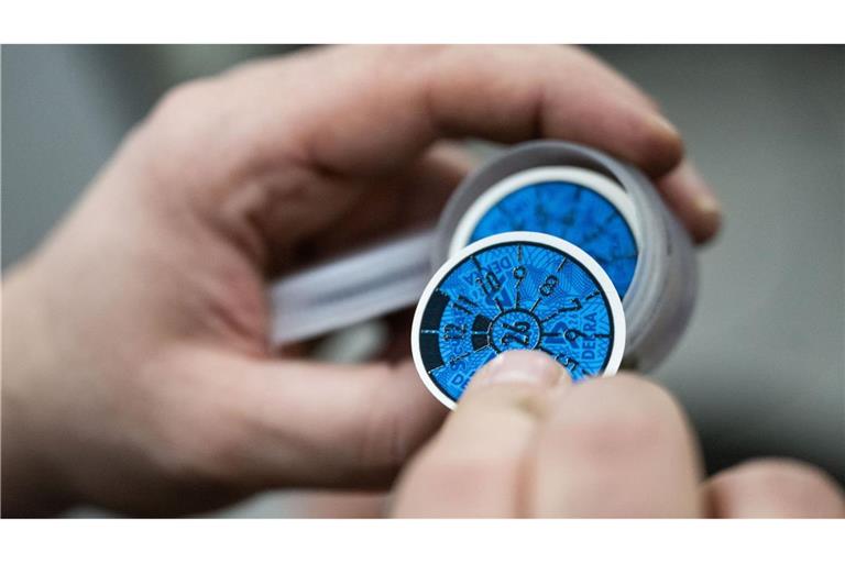 Nach der Hauptuntersuchung gibt es künftig nicht mehr nur die Plakette und den Prüfbericht auf Papier. (Archivbild)