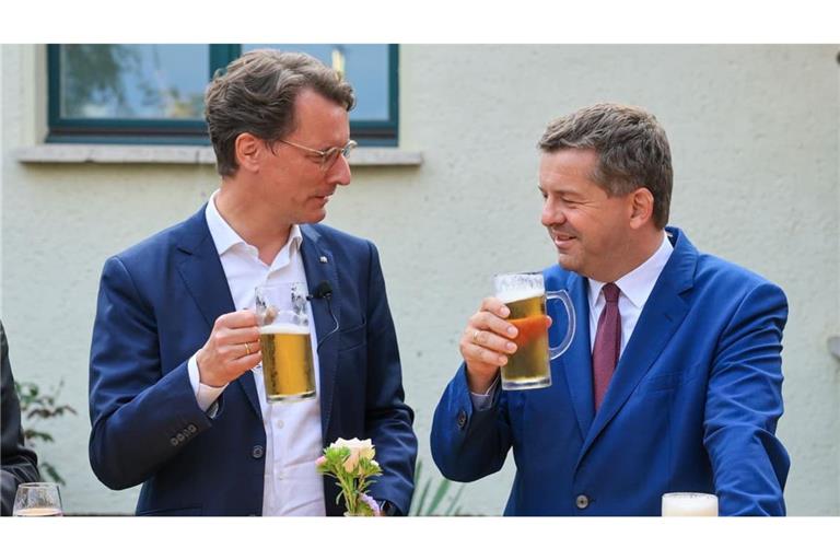 Nach der heftigen Wahlniederlage von Ministerpräsident Sven Schulze (rechts) in Sachsen-Anhalt am Sonntag hat sich sein CDU-Parteifreund und NRW-Ministerpräsident Hendrik Wüst für eine Bund-Länder-Arbeitsgruppe ausgesprochen, die „ergebnisoffen“ ein AfD-Verbotsverfahren prüfen soll.